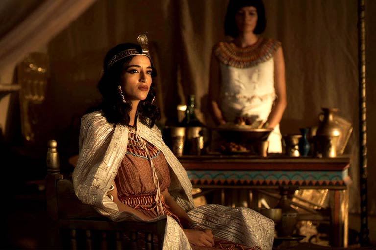 Teshiklari bolgan fohishalarning fotosuratlari Eteklari ostiga külot kiymaydigan qizlar