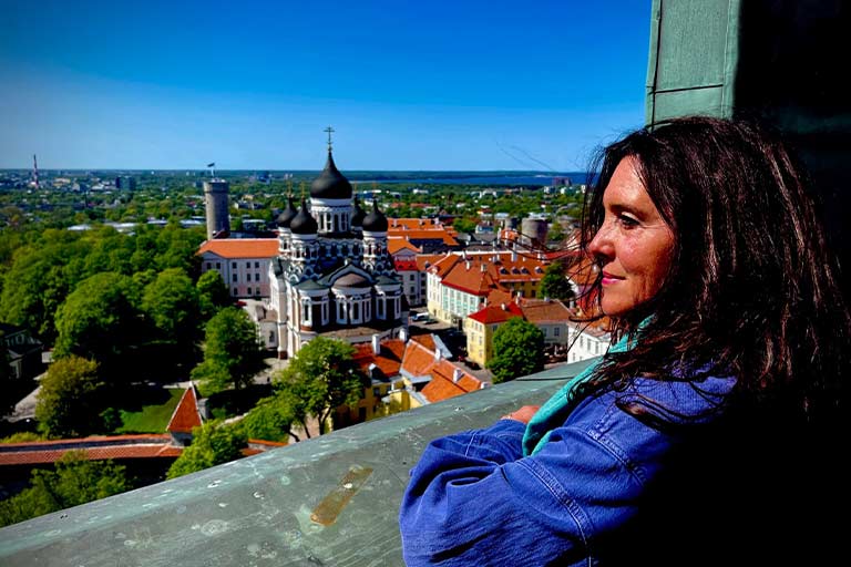 Tuntud Briti ajaloolane Bettany Hughes tegi saate Eesti varjatud aaretest